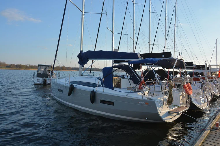 Czarter Antila 33