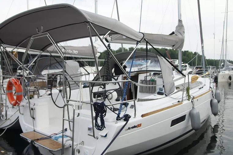 Czarter Antila 33