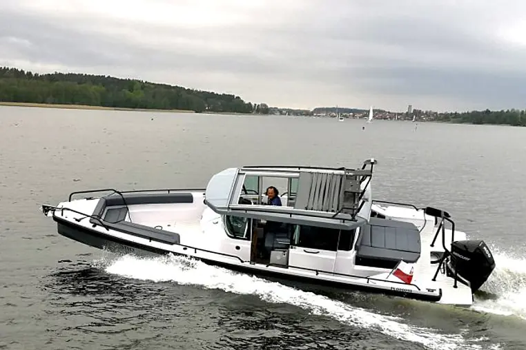 Mikołajki czarter - Axopar 28 Cabin