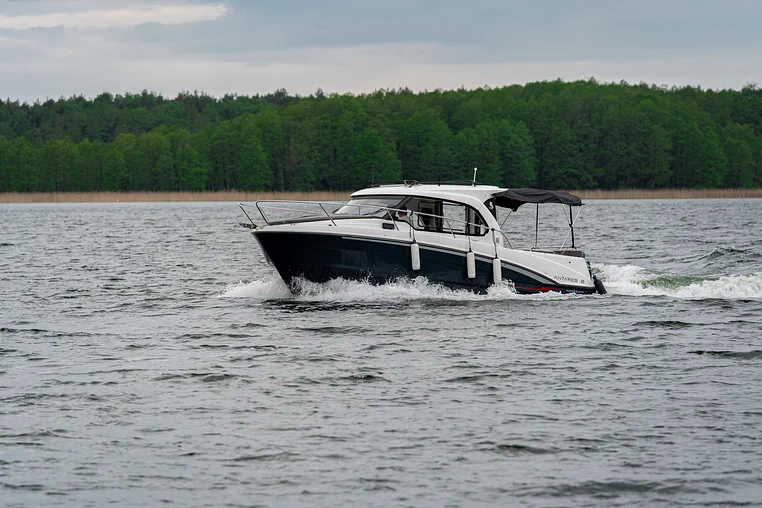 Mazury czarter - Beneteau Antares 8