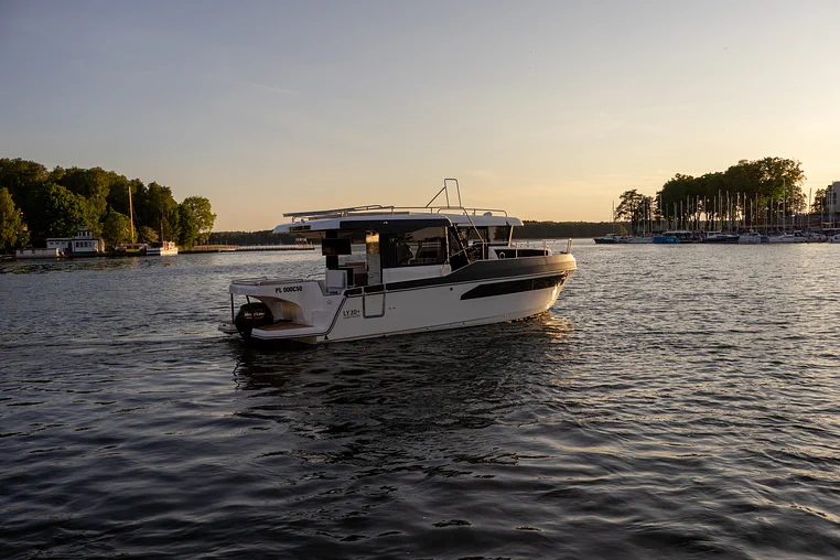 Czarter jachtu motorowego LY 30+