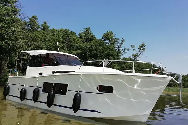Mazury czarter - Nautika 830