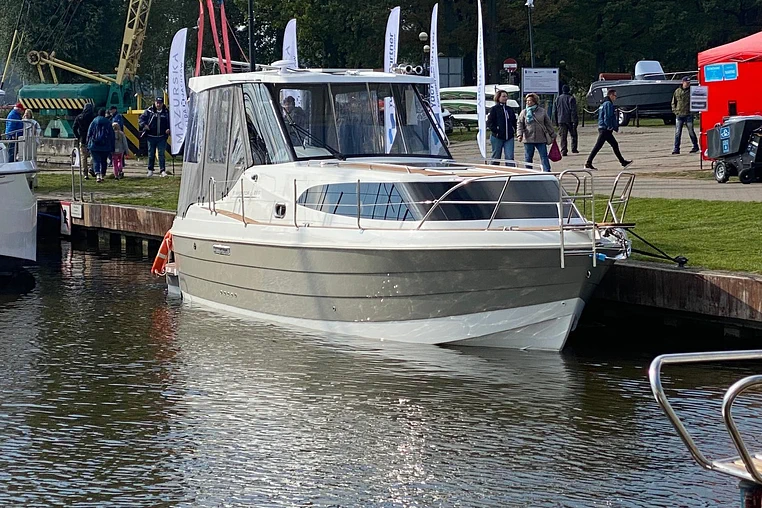 Czarter jachtu motorowego Navigator 999