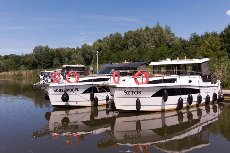 Czarter houseboatu Neon 910