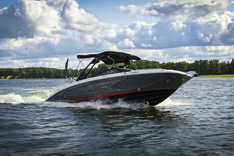 Mikołajki czarter - Sea Ray SDX 290