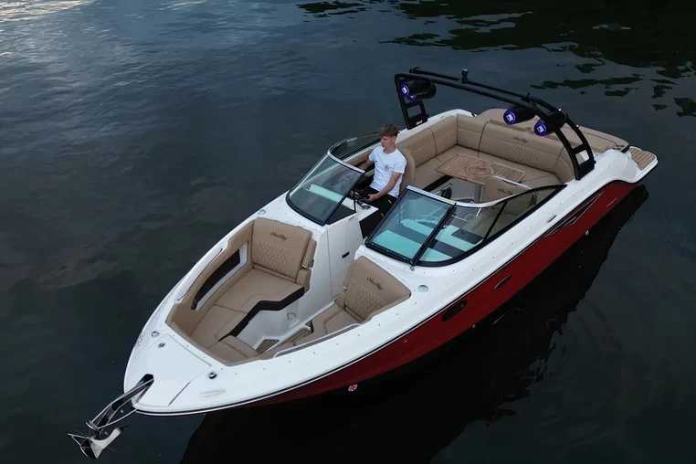 Giżycko czarter - Sea Ray SLX 250