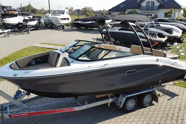 Mazury czarter - Sea Ray SPX 210