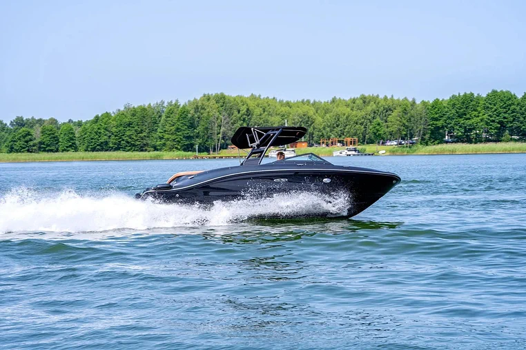 Mazury czarter - Sea Ray SPX 210